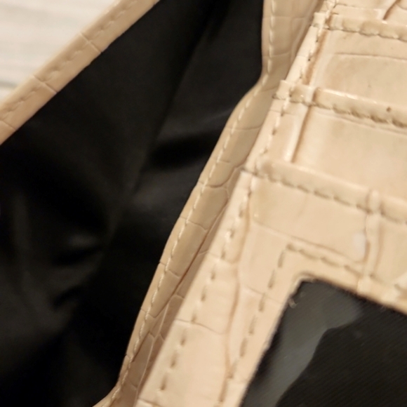 WOMENS Guess cream patent reptile skin wallet. - Picture 8 of 15